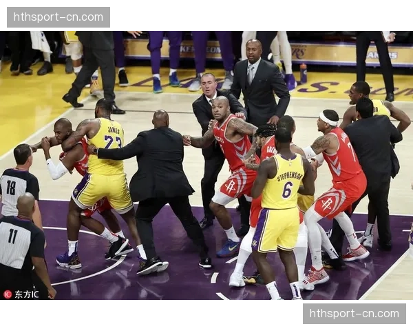 特写：米兰德比冲突瞬间，双方教练组成员在场边激烈对峙