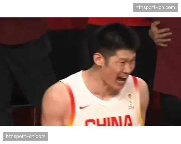 特写：胡金秋拼抢篮板倒地，裁判回看录像后升级判罚为违体犯规