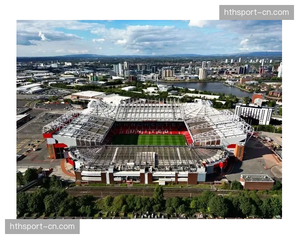 老特拉福德球场北看台改建工程进度过半